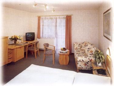 Hotel Gasthof Hirsch Alfdorf Rum bild